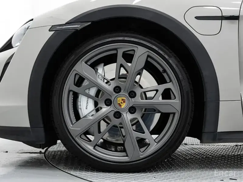2023 Porsche Taycan с пробегом 21 090 км