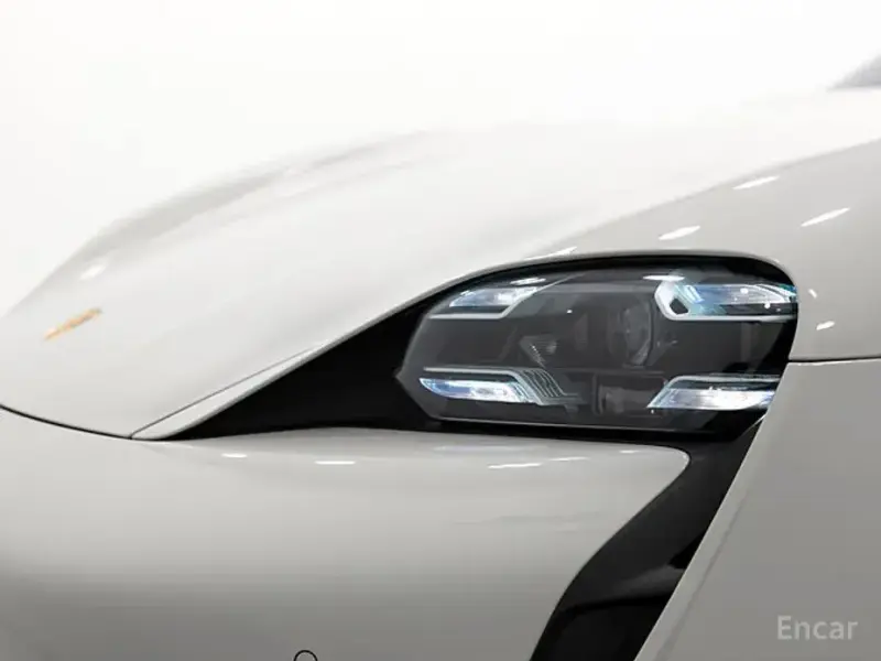 2023 Porsche Taycan с пробегом 21 090 км