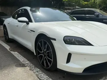 2025 Porsche Taycan с пробегом 21 500 км