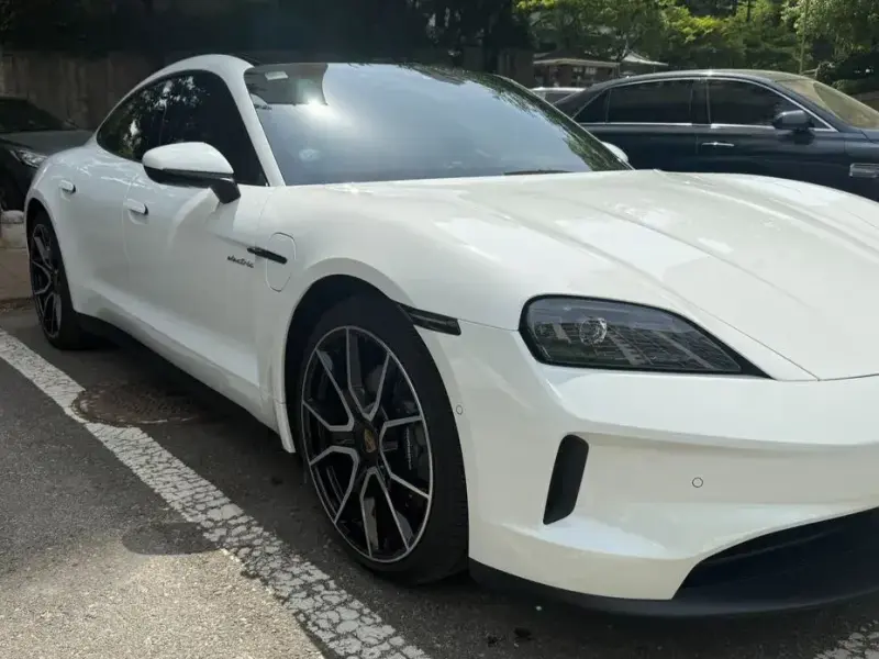 2025 Porsche Taycan с пробегом 21 500 км