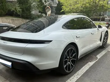 2025 Porsche Taycan с пробегом 21 500 км