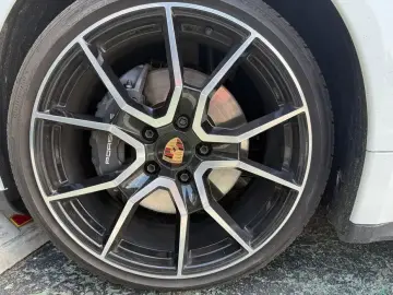 2025 Porsche Taycan с пробегом 21 500 км