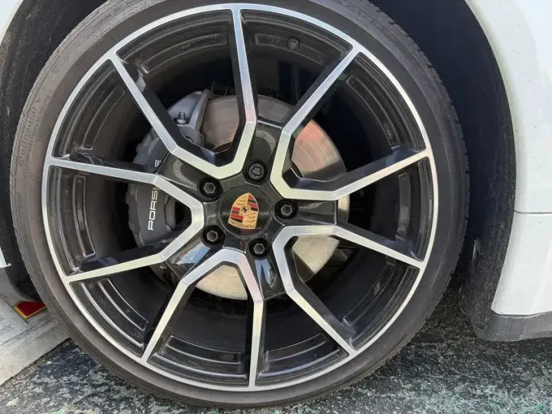 2025 Porsche Taycan с пробегом 21 500 км