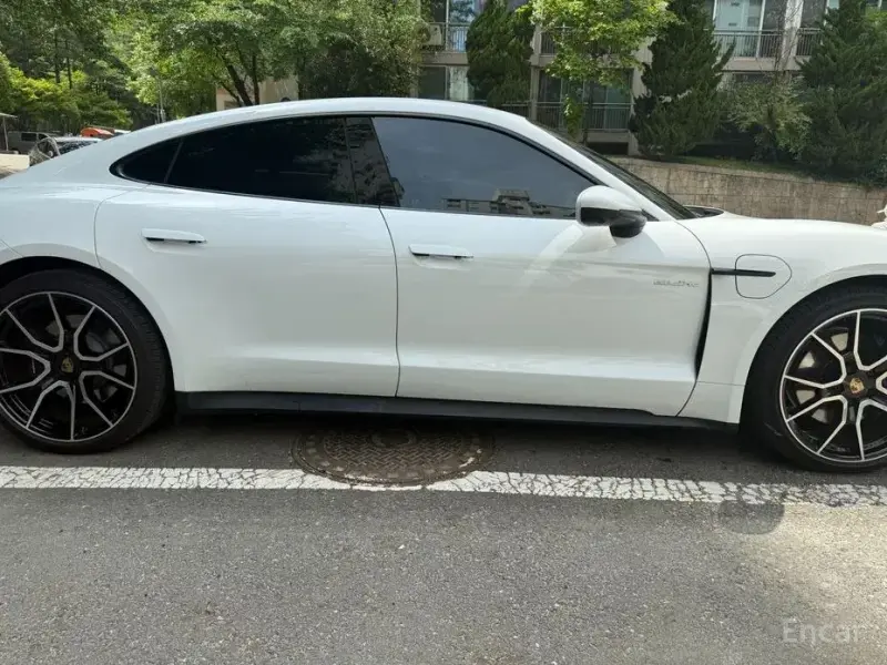 2025 Porsche Taycan с пробегом 21 500 км