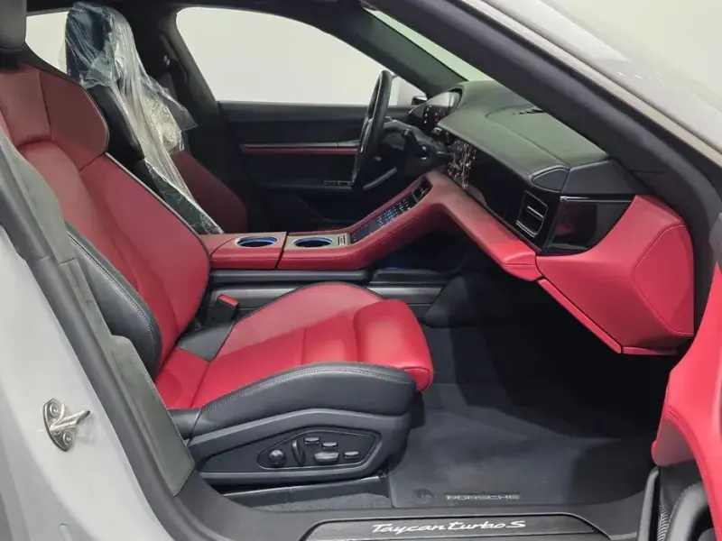 2024 Porsche Taycan с пробегом 14 264 км