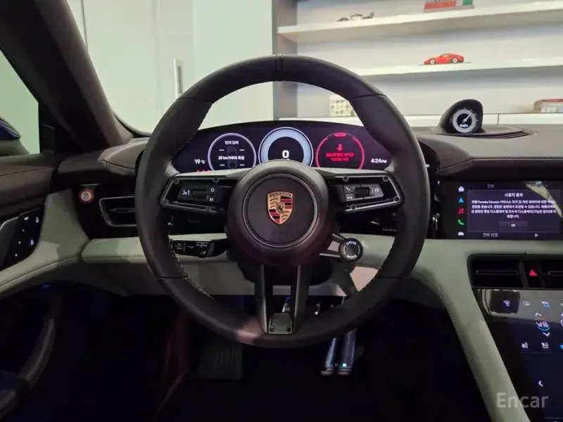 2025 Porsche Taycan с пробегом 384 км