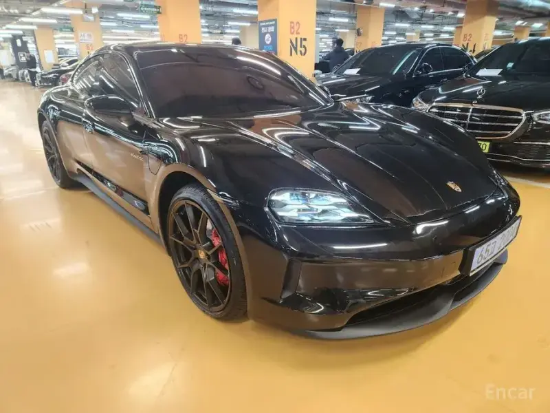 2025 Porsche Taycan с пробегом 950 км