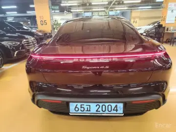 2025 Porsche Taycan с пробегом 950 км