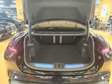 2025 Porsche Taycan с пробегом 950 км
