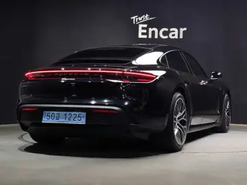 2024 Porsche Taycan с пробегом 29 800 км