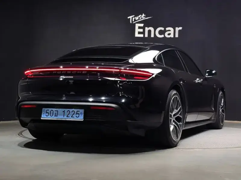 2024 Porsche Taycan с пробегом 29 800 км