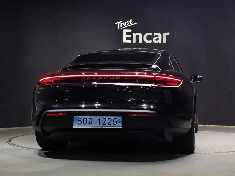 2024 Porsche Taycan с пробегом 29 800 км