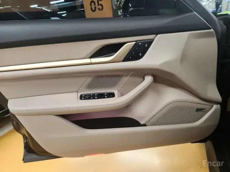 2025 Porsche Taycan с пробегом 950 км