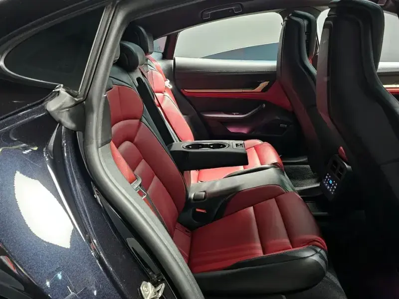 2024 Porsche Taycan с пробегом 29 800 км