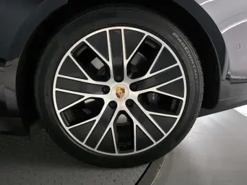 2024 Porsche Taycan с пробегом 29 800 км