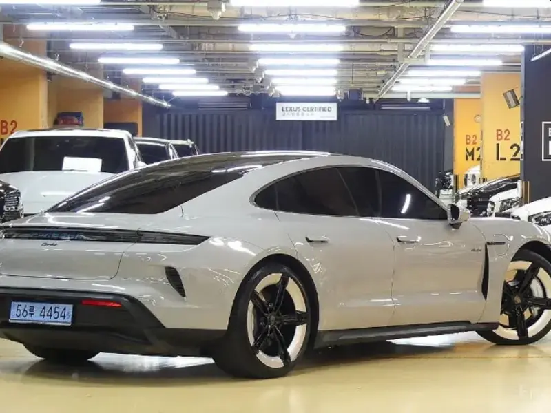 2024 Porsche Taycan с пробегом 9 100 км