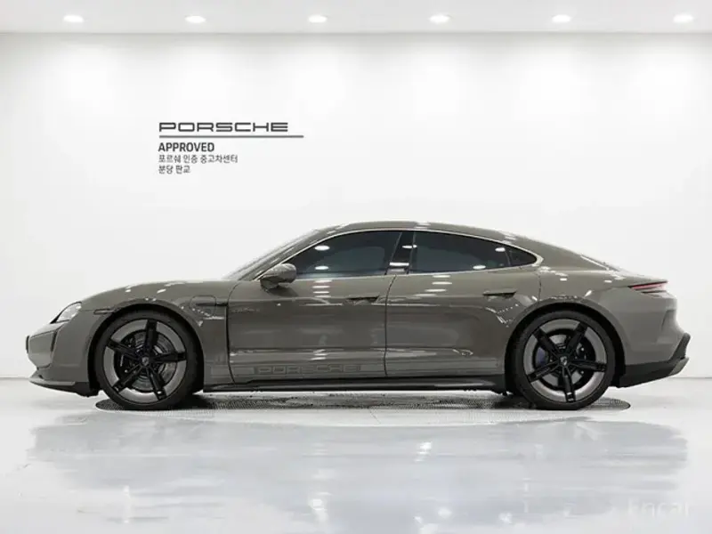 2025 Porsche Taycan с пробегом 700 км