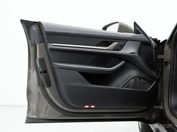 2025 Porsche Taycan с пробегом 700 км