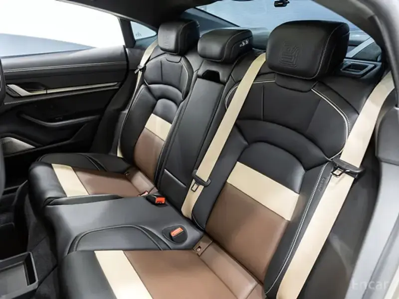 2025 Porsche Taycan с пробегом 700 км
