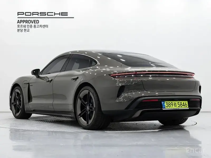 2025 Porsche Taycan с пробегом 121 км
