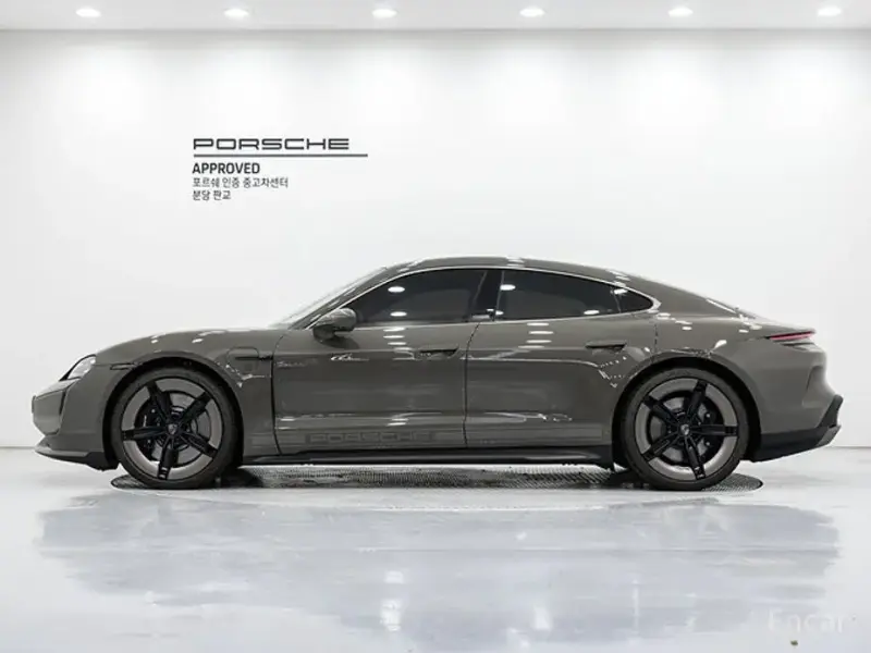 2025 Porsche Taycan с пробегом 121 км