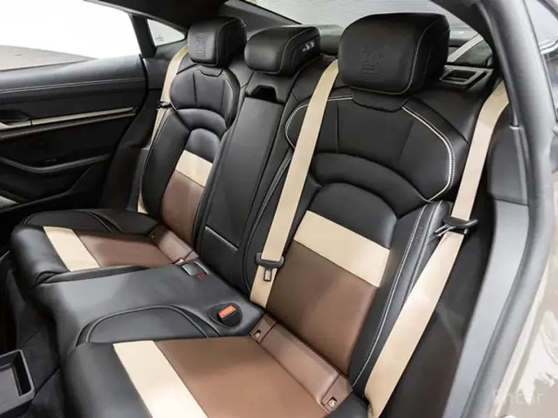 2025 Porsche Taycan с пробегом 121 км