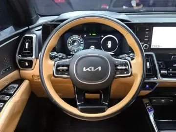 2023 Kia Sorento с пробегом 121 585 км