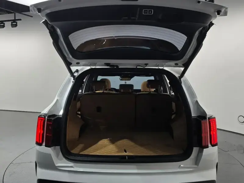 2023 Kia Sorento с пробегом 27 542 км