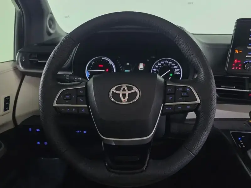 2023 Toyota Sienna с пробегом 20 948 км