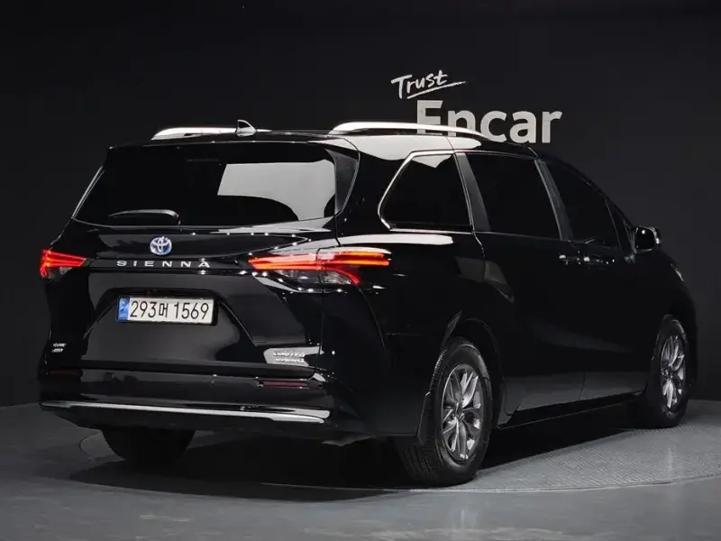 2023 Toyota Sienna с пробегом 9 779 км