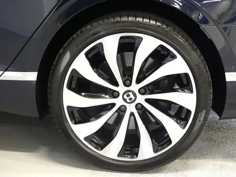 2023 Bentley Flying Spur с пробегом 33 900 км