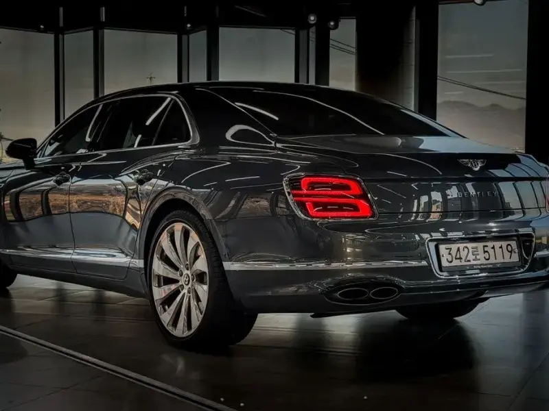 2021 Bentley Flying Spur с пробегом 14 000 км