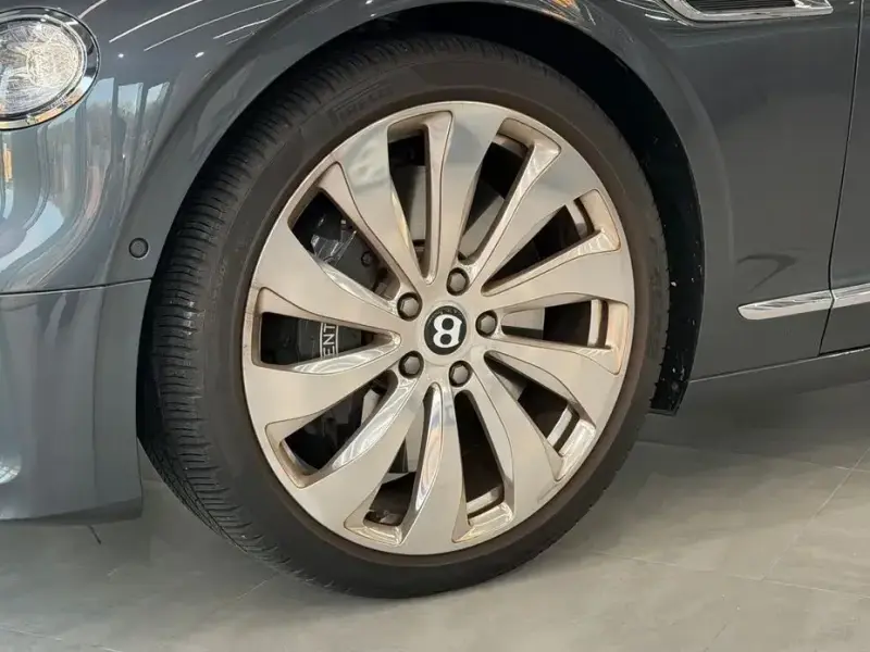 2021 Bentley Flying Spur с пробегом 14 000 км