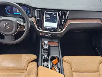 2023 Volvo S60 с пробегом 35 949 км