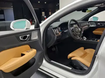 2023 Volvo S60 с пробегом 35 949 км
