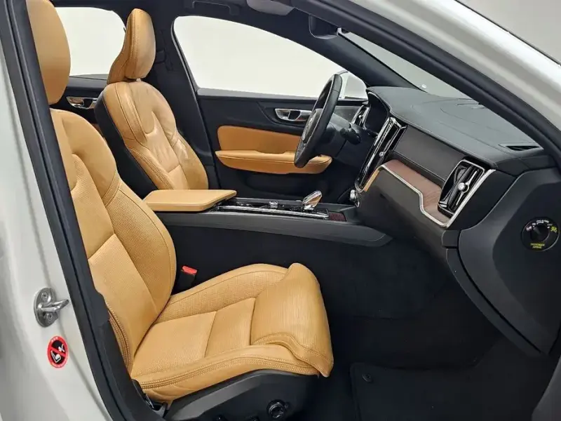 2023 Volvo S60 с пробегом 35 949 км