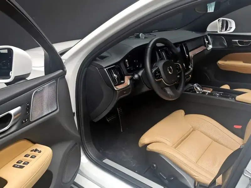 2024 Volvo S60 с пробегом 10 740 км