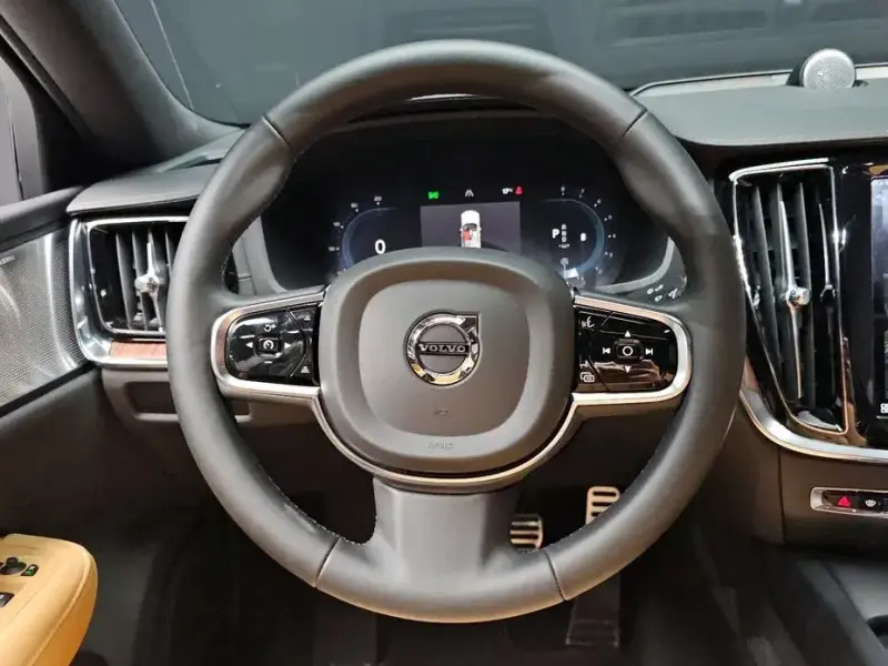 2024 Volvo S60 с пробегом 10 740 км