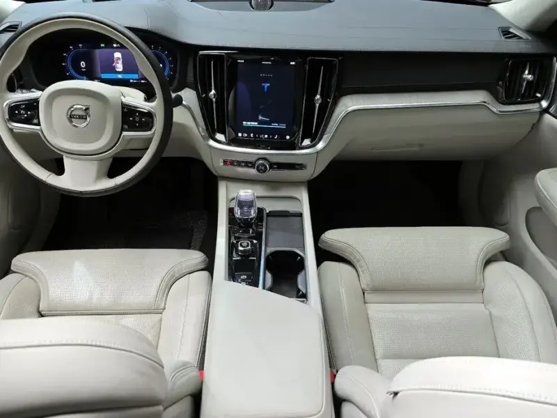 2023 Volvo S60 с пробегом 27 715 км