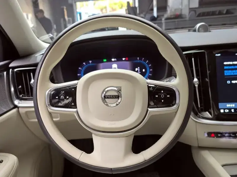2023 Volvo S60 с пробегом 27 715 км