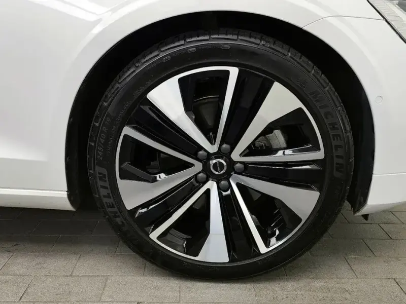 2023 Volvo S60 с пробегом 39 169 км