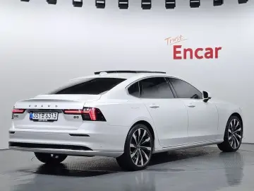 2025 Volvo S90 с пробегом 985 км