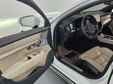 2025 Volvo S90 с пробегом 985 км