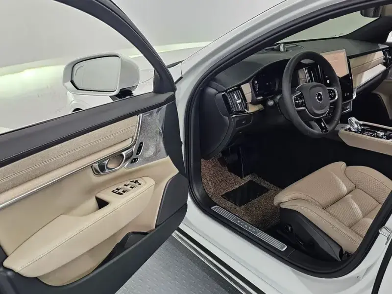 2025 Volvo S90 с пробегом 985 км