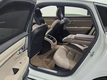 2025 Volvo S90 с пробегом 985 км