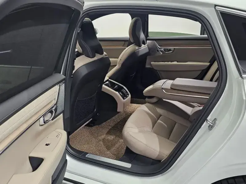 2025 Volvo S90 с пробегом 985 км