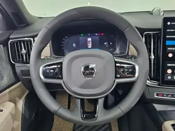 2025 Volvo S90 с пробегом 985 км