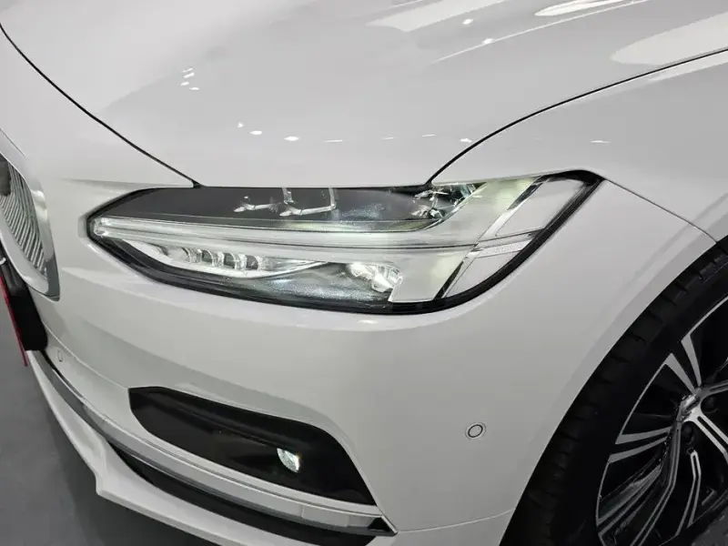 2023 Volvo S90 с пробегом 71 907 км