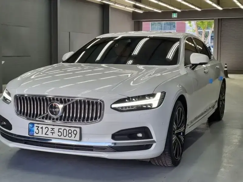 2021 Volvo S90 с пробегом 18 000 км