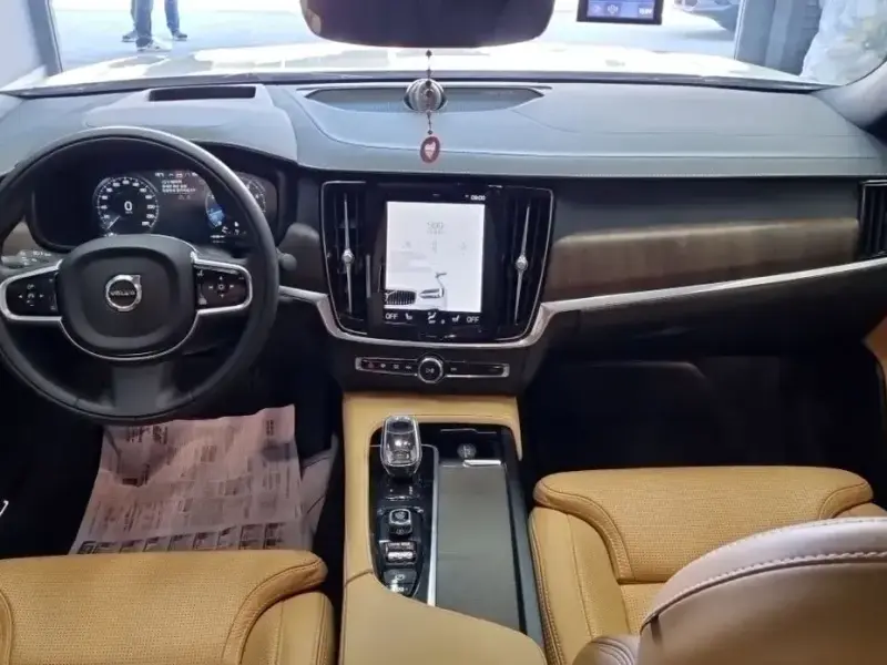 2021 Volvo S90 с пробегом 18 000 км